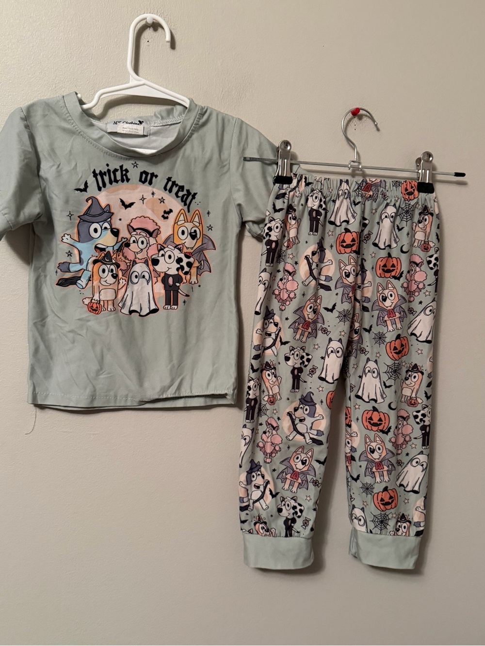MK Designs Bluey Halloween 'Trick or Treat' Pajama Set - Light Sage Green